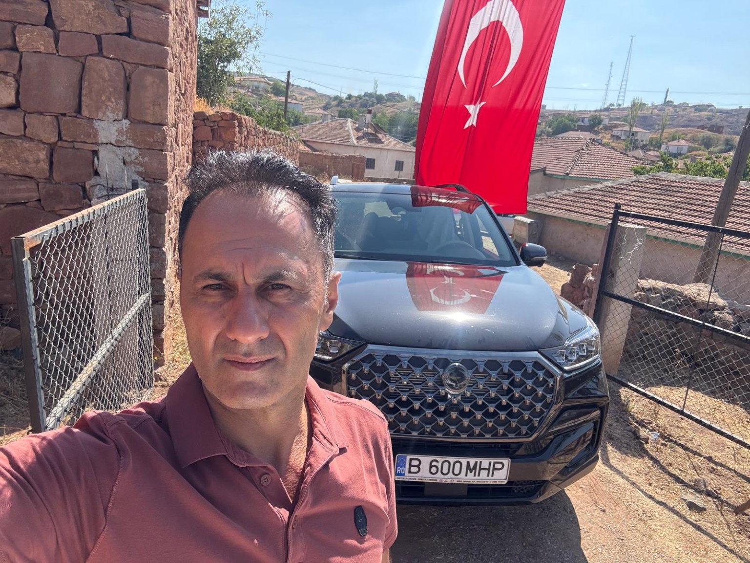 Dursun Tepedelen Türk bayrağı önünde
