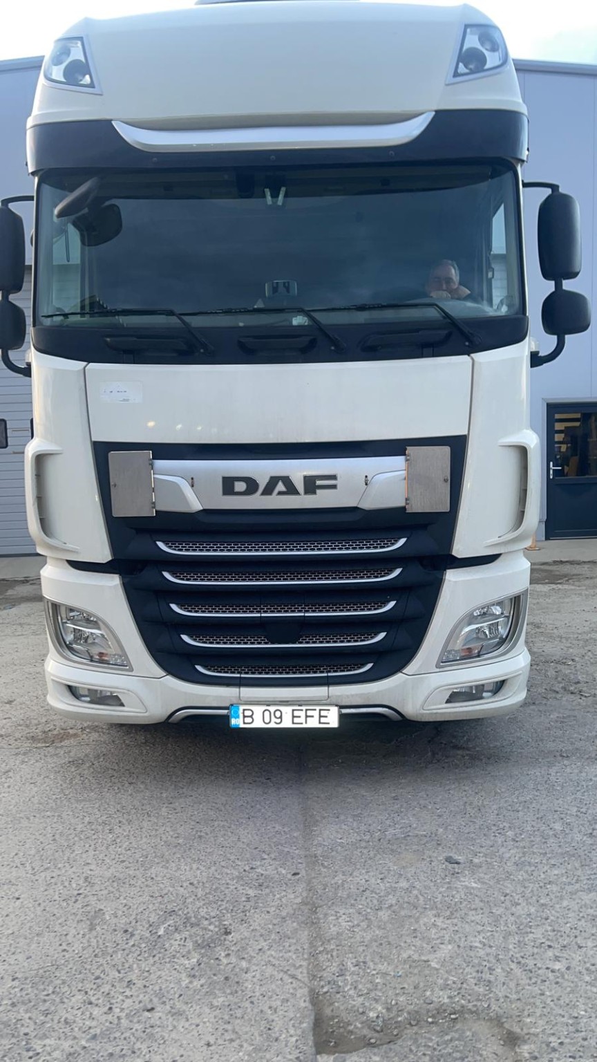 Efe Transport filosundaki beyaz DAF uzun yol çekicisi