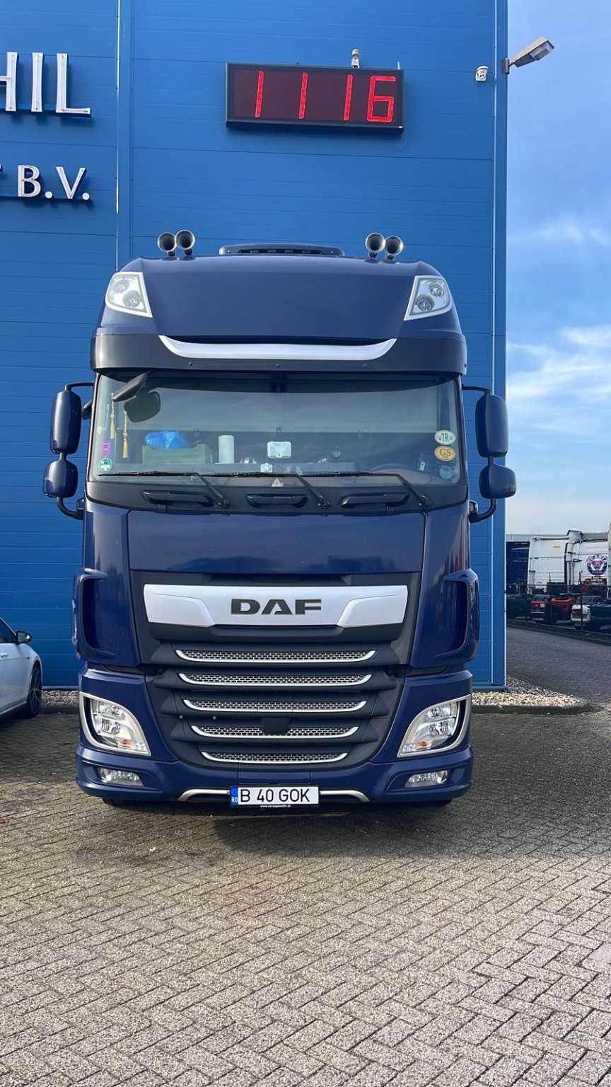 Efe Transport filosundaki lacivert DAF çekici